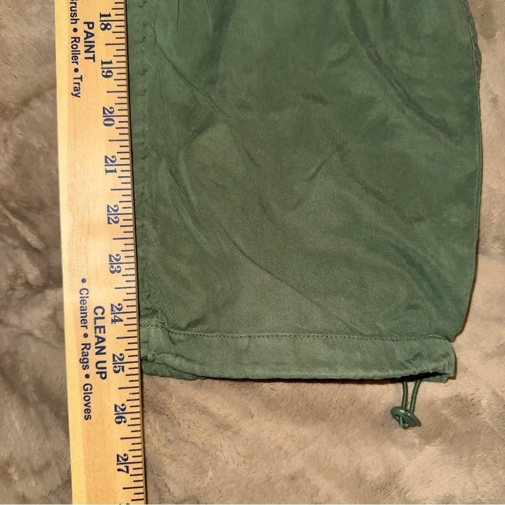 🌺UNIVERSAL THREAD ARMY GREEN CROP CARGO PANTS